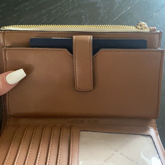 Michael Kors Smartphone Wristlet Wallet - Picture 9 of 10